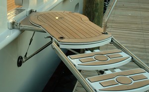 Rotation Platform allows the stairway to rotate 160°